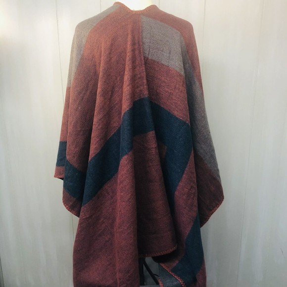 BB Dakota Poncho Cardigan One Size Fits All Gray Red Blue Reversible Fab Fit Fun - Picture 6 of 9